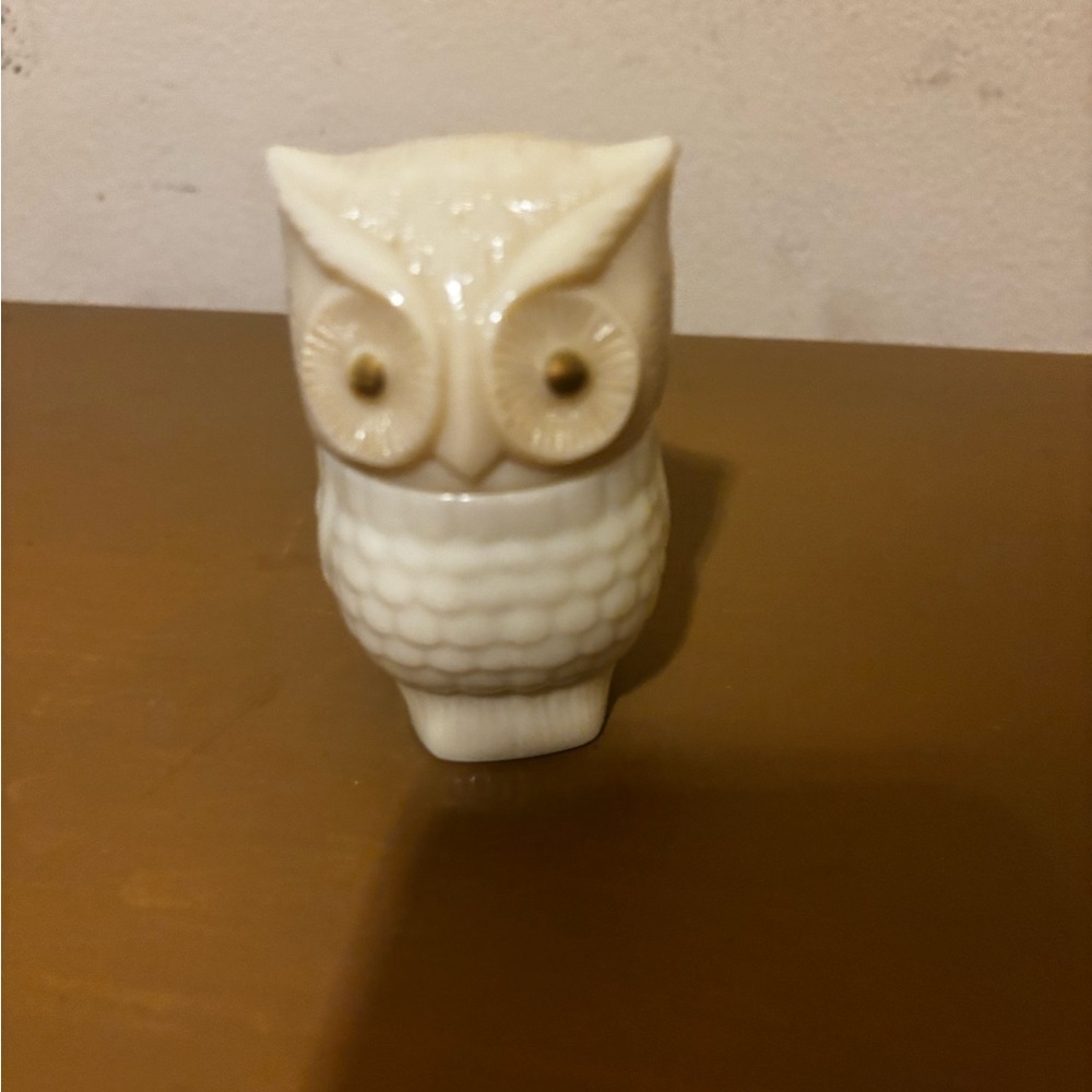 Vintage 1970s Avon white milk glass container (for cream sachets or purfume)